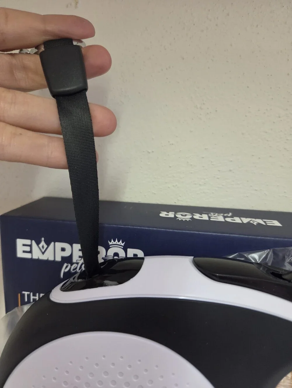 Emperor Pets The Aura Collection  Retractable Pet Leash - White